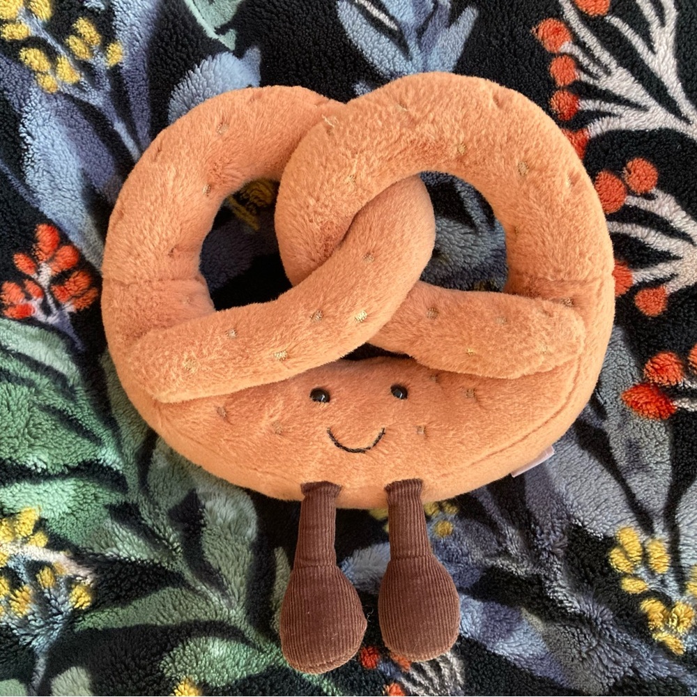 VHTF Jellycat Pretzel💛